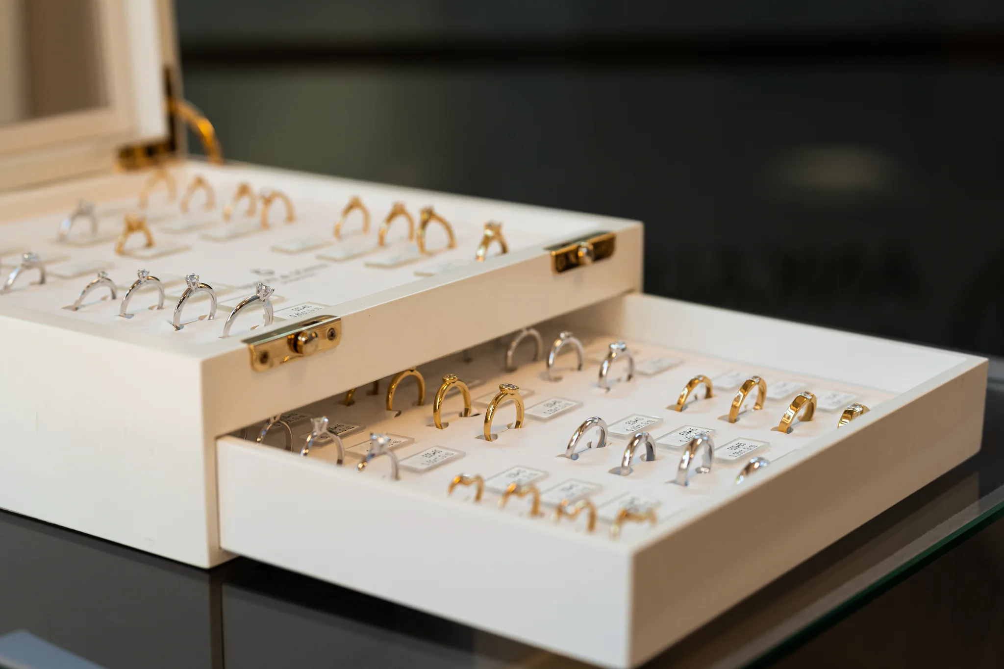 Ringmuster in einer geöffneten Schatulle im Geschäft in Nordhorn