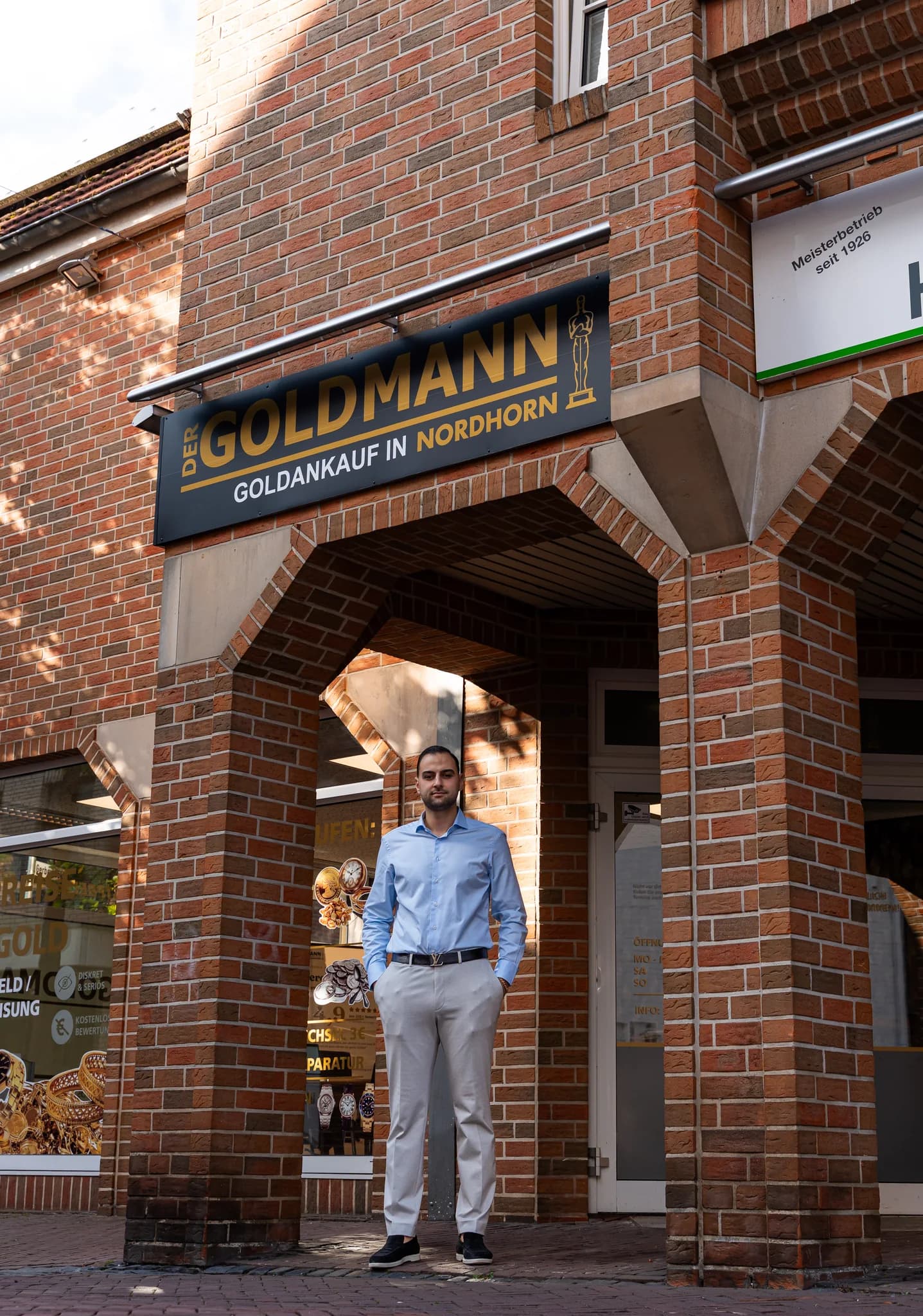 Michael am Eingang unter dem Schild von Der Goldmann