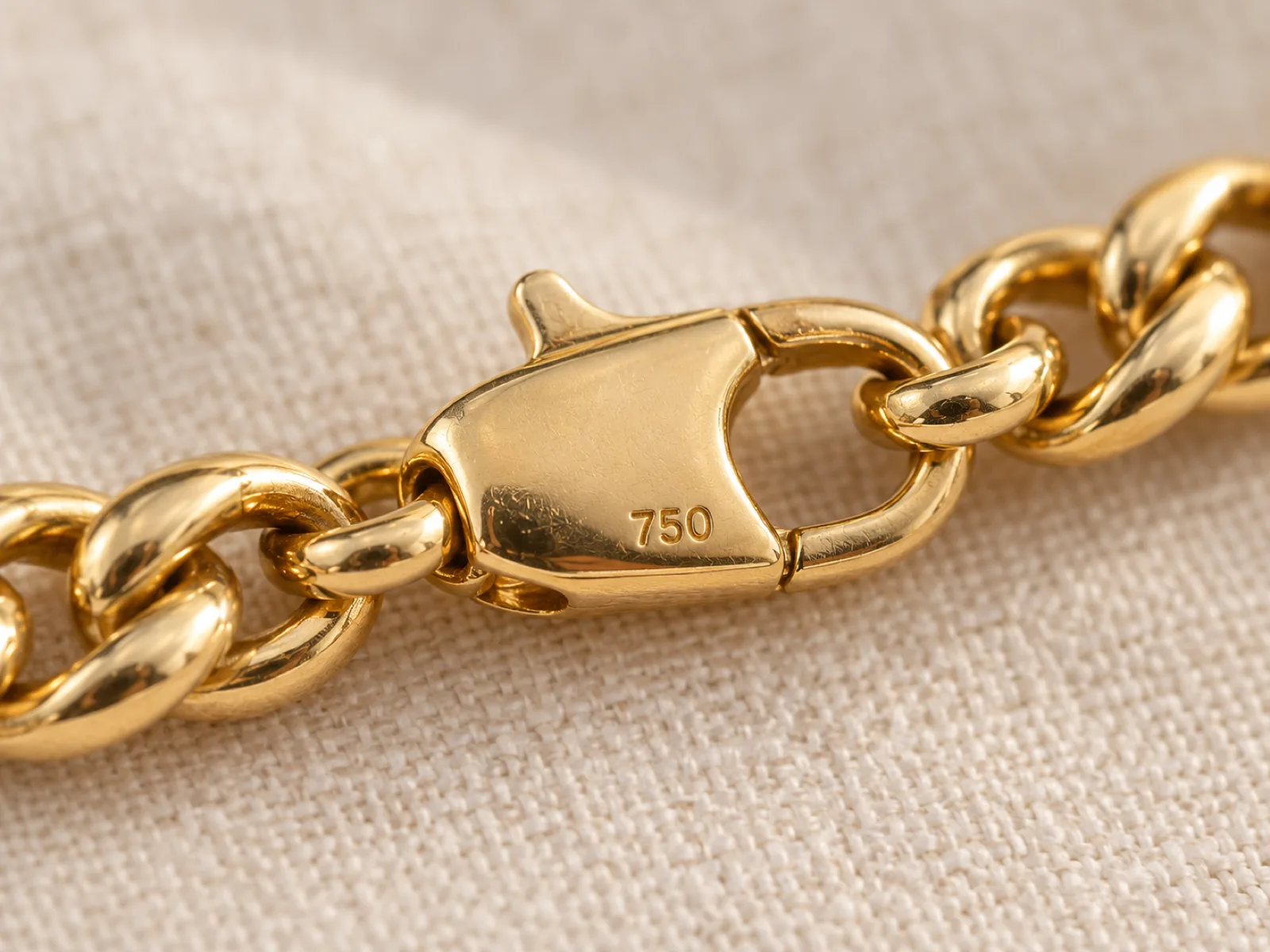 Karabinerverschluss einer Panzerkette aus Gelbgold mit dem Stempel 750